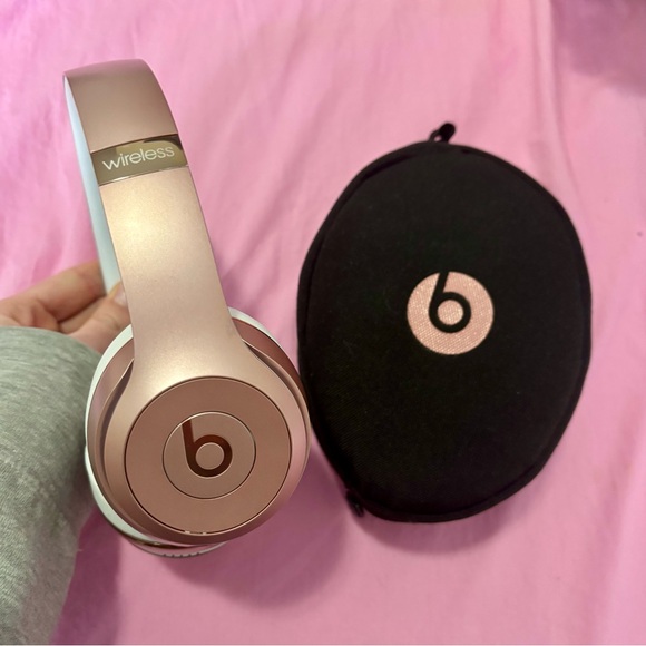 Rose Gold Beats Solo 3 - Picture 2 of 2